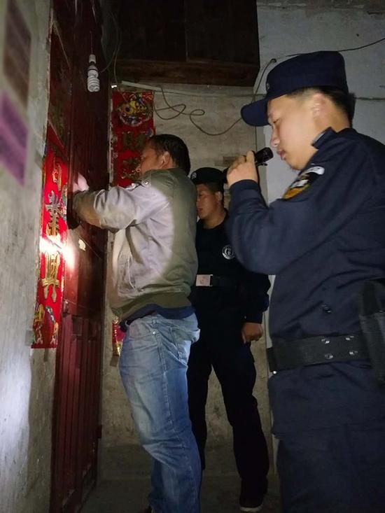 下山镇粗心妈妈误将幼女锁家中 